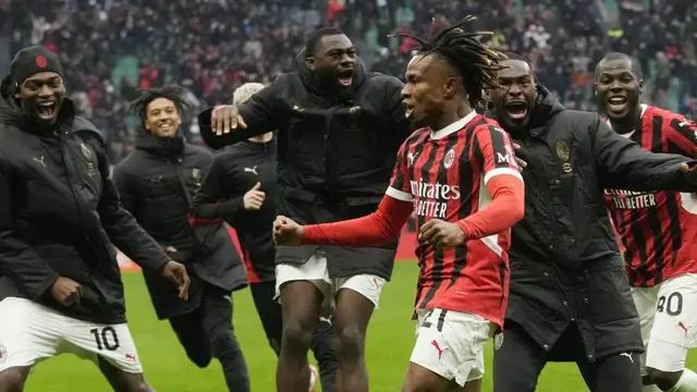 Samuel Chukwueze merayakan golnya dalam laga Serie A antara AC Milan vs Parma di Stadion San Siro, Minggu (26/1/2025). (c) AP Photo/Luca Bruno