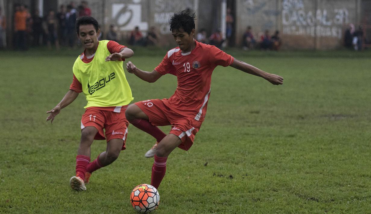 Penyerang Persija, Aldi Al Achya berusaha merebut bola pada latihan perdana jelang babak 8 besar Piala Jenderal Sudirman di Lapangan Sawangan, Depok, Jawa Barat, Jumat (4/12/2015). (Bola.com/Vitalis Yogi Trisna)