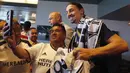 Mantan Striker Manchester United, Zlatan Ibrahimovic, foto bersama fans saat perkenalan oleh LA Galaxy di StubHub Center, AS, Sabtu (30/3/3028). LA Galaxy menjadi klub kesembilan sepanjang karier pria Swedia ini. (AP/Ringo H.W. Chiu)