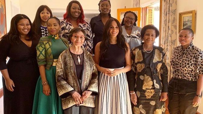 Meghan Markle saat bertemu dengan para aktivis wanita di Afrika. (dok. instagram.com/sussexroyal/https://www.instagram.com/p/B2_EeDwl_jx/Novi Thedora)