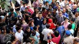 Bakal Calon Gubernur DKI, Agus Harimurti Yudhoyono melambaikan tangan ke arah awak media saat mengunjungi kawasan Bukit Duri, Jakarta, Kamis (20/10). Kunjungan Agus untuk melihat langsung kondisi warga yang terkena gusuran (Liputan6.com/Gempur M Surya)