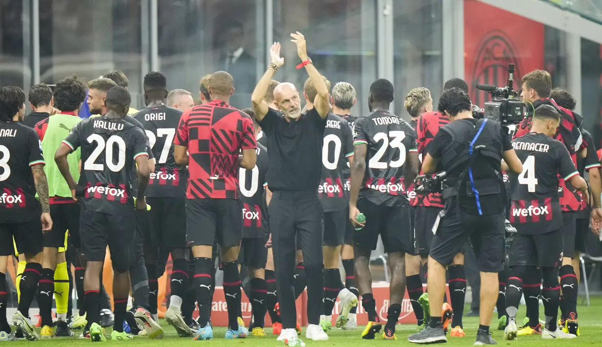 Pelatih AC Milan, Stefano Pioli melakukan selebrasi dengan para pemain usai mengalahkan Inter Milan pada pertandingan lanjutan Liga Serie A Italia di stadion San Siro di Milan, Italia, Sabtu (3/9/2022). AC Milan menang tipis atas Inter Milan 3-2. (AP Photo/Luca Bruno)