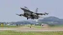 Jet tempur Angkatan Udara Korea Selatan KF-16 lepas landas dari pangkalan udara yang dirahasiakan di Korea Selatan. Korea Selatan dan Amerika Serikat menggelar latihan militer gabungan Ulchi Freedom Shield. (Handout/South Korean Defence Ministry/AFP)