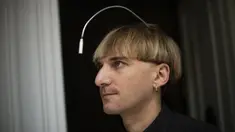 Artis cyborg Inggris-Irlandia kelahiran Spanyol dan aktivis transpesi Neil Harbisson, berpose di Mataro dekat Barcelona pada 23 September 2021. Neil Harbisson terkenal sebagai orang pertama di dunia yang memasang antena di tengkoraknya. (Josep LAGO / AFP)