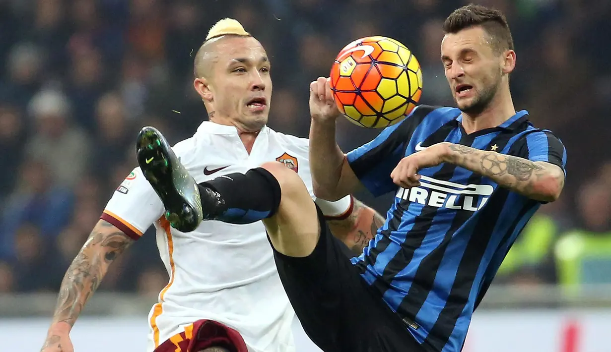 Pemain Internazionale, Marcelo Brozovic berebut bola dengan pemain AS Roma, Radja Nainggolan pada laga Serie A di Stadion San Siro, Itali, Sabtu (31/10/2015). (EPA/Matteo Bazzi)