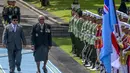 Presiden Republik Indonesia Prabowo Subianto (kiri) bersama Perdana Menteri Republik Fiji Fiji Sitiveni Rabuka memeriksa barisan pasukan jajar kehormatan saat upacara penyambutan di halaman Istana Kepresidenan di Jakarta pada Kamis 24 April 2025. (BAY ISMOYO/AFP)