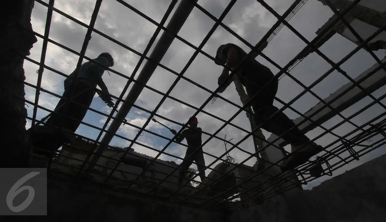 Pekerja membongkar rumah di kawasan padat penduduk Kebon Melati, Jakarta, Selasa (9/2). Warga di kawasan itu mulai menjual rumah mereka dan berpindah ke pinggiran Jakarta. (Liputan6.com/Angga Yuniar)
