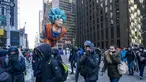 Balon Goku melayang di atas kawasan Sixth Avenue selama Parade Macy's Thanksgiving Day di New York, Kamis (22/11). Balon raksasa berbentuk ikon-ikon kartun terkenal menghiasi gelaran yang digelar untuk ke-92 tersebut. (Don EMMERT / AFP)