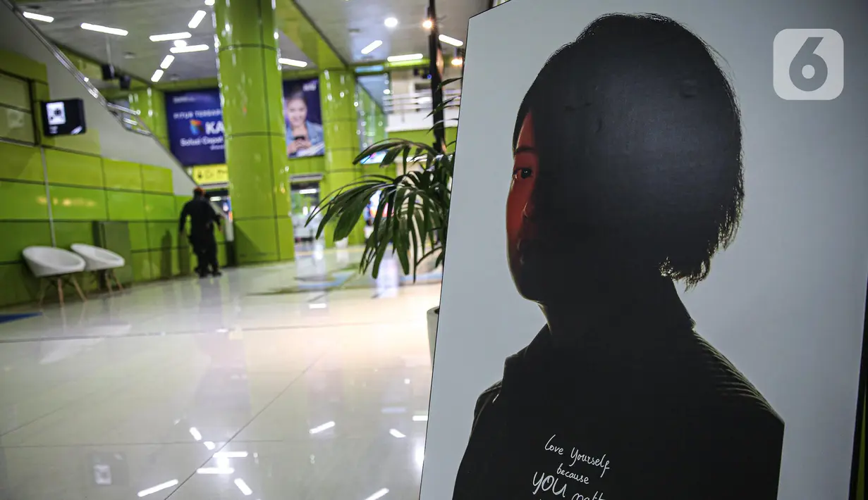 Foto terkait kampanye Hari Anti Kekerasan Terhadap Perempuan dipamerkan di Hall Stasiun Gambir, Jakarta, Jumat (9/12/2022). Sebanyak 16 karya foto dipamerkan di Hall Stasiun Gambir untuk memperingati Hari Anti Kekerasan Terhadap Perempuan. (Liputan6.com/Faizal Fanani)