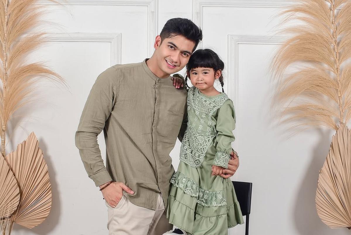 4 Potret Teuku Ryan dan Moana dengan Outfit Couple Ayah-Anak yang Bikin Gemas