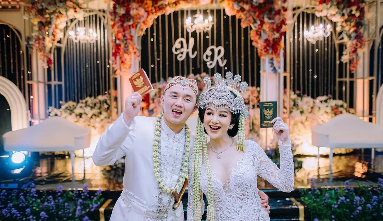 Dalam potret yang dibagikan, Hana dan Randy mengenakan pakaian pengantin sambil menunjukkan buku nikah. "08.09.2023,"tulis hanaaaast dalam unggahan 10 September. [Instagram/hanaaaast]