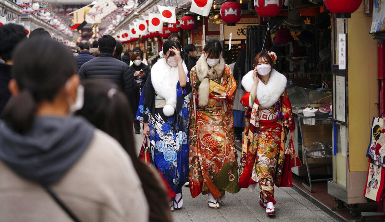 Para wanita berusia 20 tahun mengenakan kimono untuk merayakan Coming of Age Day dekat Kuil Sensoji di Distrik Asakusa,Tokyo, Jepang, Senin (10/1/2022). Coming of Age Day diadakan setiap tahun pada Senin kedua bulan Januari untuk merayakan remaja Jepang menjadi dewasa. (AP Photo/Eugene Hoshiko)