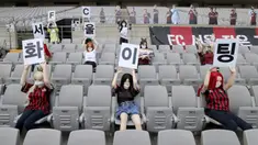 Sejumlah boneka menghiasi tribun penonton saat pertandingan FC Seoul Kontra Gwangju FC di Seoul World Cup Minggu (17/5/2020). FC Seoul menempatkan boneka untuk menghidupkan atmosfer pertandingan. (AP/Ryu Young-suk)