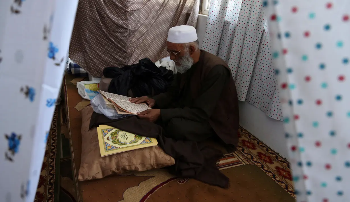 Umat muslim Afghanistan membaca Alquran di sebuah masjid di Kabul, Rabu (6/6). Jamaah beriktikaf memperbanyak membaca Al-Quran, berzikir, doa dan istigfar pada sepuluh malam terakhir Ramadan menanti datangnya malam Lailatul Qadar. (AP/Rahmat Gul)