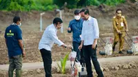 Presiden Jokowi saat berada di kawasan food estate, di Desa Fatuketi, Kecamatan Kakuluk Mesak, Kabupaten Belu, NTT, Kamis (24/3).