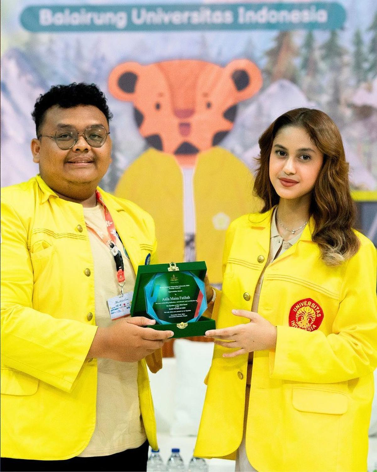 Tetap Tenang Meski Dituding Masuk UI Pakai Uang, Ini 7 Potret Asila Maisa Jadi Pembicara di Bedah Kampus - Cantik Kenakan Jas Kuning Kebanggaan