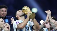 Mantan penyerang Argentina Sergio Aguero memegang trofi setelah Lionel Messi dan kawan-kawan mengalahkan Prancis dalam laga final di Stadion&nbsp;Lusail Iconic, Minggu, 18 Desember 2022. Argentina menang 4-2 dalam adu penalti setelah pertandingan berakhir imbang 3-3. (AP Photo/Martin Meissner)