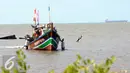 Nelayan beraktivitas di sekitar perairan Serang, Banten, Rabu (27/4). Reklamasi Teluk Jakarta bisa mengakibatkan kerusakan lingkungan seperti abrasi serta kerusakan ekosistem mangrove. (Liputan6.com/Helmi Afandi)