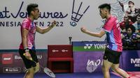 Ganda putra Indonesia Pramudya Kusumawardana/Yeremia Rambitan berselebrasi usai memasukan poin saat bertanding melawan Ben Lane/Sean Vendy dari Inggris dalam Indonesia Open 2022 di Istora Senayan, Jakarta, Rabu (15/6/2022). Pramudya Kusumawardana/Yeremia Rambitan menang dengan skor 21-19, 21-15. (Liputan6.com/Faizal Fanani)