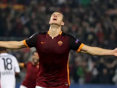 Ekspresi pemain AS Roma, Edin Dzeko, setelah mencetak gol kedua ke gawang Bayer Leverkusen dalam laga Grup E Liga Champions di Stadion Olimpico, Roma, Kamis (5/11/2015) dini hari WIB. (Reuters/Max Rossi)