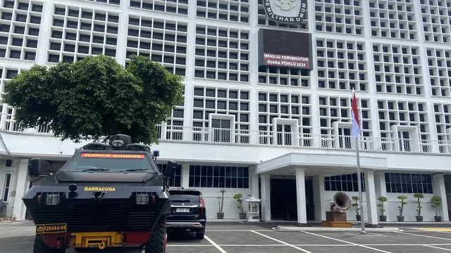 Personel keamanan menjaga aksi unjuk rasa yang akan berlangsung di kantor Komisi Pemilihan Umum (KPU), Jakarta, Jumat (23/2/2024). (Liputan6.com/Muhammad Radityo Priyasmoro)