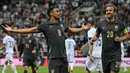 Bek Inggris #08 Trent Alexander-Arnold (kiri) berselebrasi dengan Harry Kane setelah mencetak gol kedua tim ke gawang Bosnia-Herzegovina dalam laga uji coba internasional jelang Euro 2024 di St. James' Park, Newcastle, Selasa dini hari WIB (4/6/2024). (Paul ELLIS / AFP)