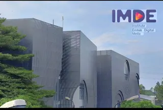 Program Studi Produksi Media IMDE menggelar webinar bertajuk “Tanpa Visual Loe Bisa Mati: Ide Sekeren Apa Pun Nggak Akan Berarti Kalau Eksekusinya Biasa Aja” secara daring melalui Zoom, Jumat (4/9/2026).