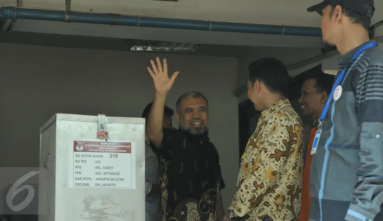Mantan Hakim Konstitusi Patrialis Akbar menyalurkan hak suaranya di TPS 19 yang berlokasi di rutan Gedung KPK, Jakarta, Rabu (19/4). Delapan orang tahanan KPK mengikuti pilkada DKI Jakarta putaran kedua. (Liputan6.com/Helmi Afandi)
