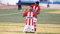 Selebrasi Qischil Gandrumini usai mencetak gol ke gawang Persebo Jaya Bondowoso, Jumat (21/8/2015) sore. (Bola.com/Robby Firly)