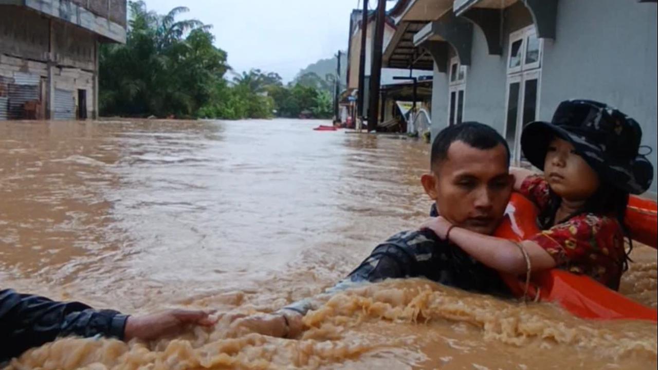 Sigap! Prajurit TNI AL Evakuasi Korban Banjir di Tapanuli Tengah