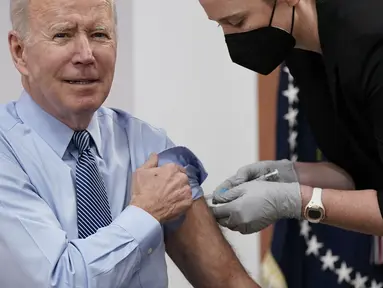 Presiden Joe Biden menerima suntikan dosis keempat vaksin COVID-19 Pfizer/BioNTech keduanya di South Court Auditorium di Gedung Putih, Rabu (30/3/2022). AS pada Selasa mengizinkan mereka yang berusia di atas 50 tahun dan kondisi rentan bisa menerima booster kedua. (AP Photo/Patrick Semansky)