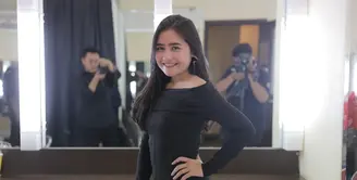Stasiun SCTV merayakan ulang tahun ke-27. Beberapa penyanyi papan atas Tanah Air akan meramaikan acara puncak yang digelar malam ini mulai pukul 19.00 WIB. Salah satu pengisi acara tersebut adalah Prilly Latuconsina. (Nurwahyunan/Bintang.com)