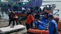 TIM SAR Gabungan  melakukan evakuasi pemancing yang ditemukan tewas di Pantai Grajagan (Istimewa)