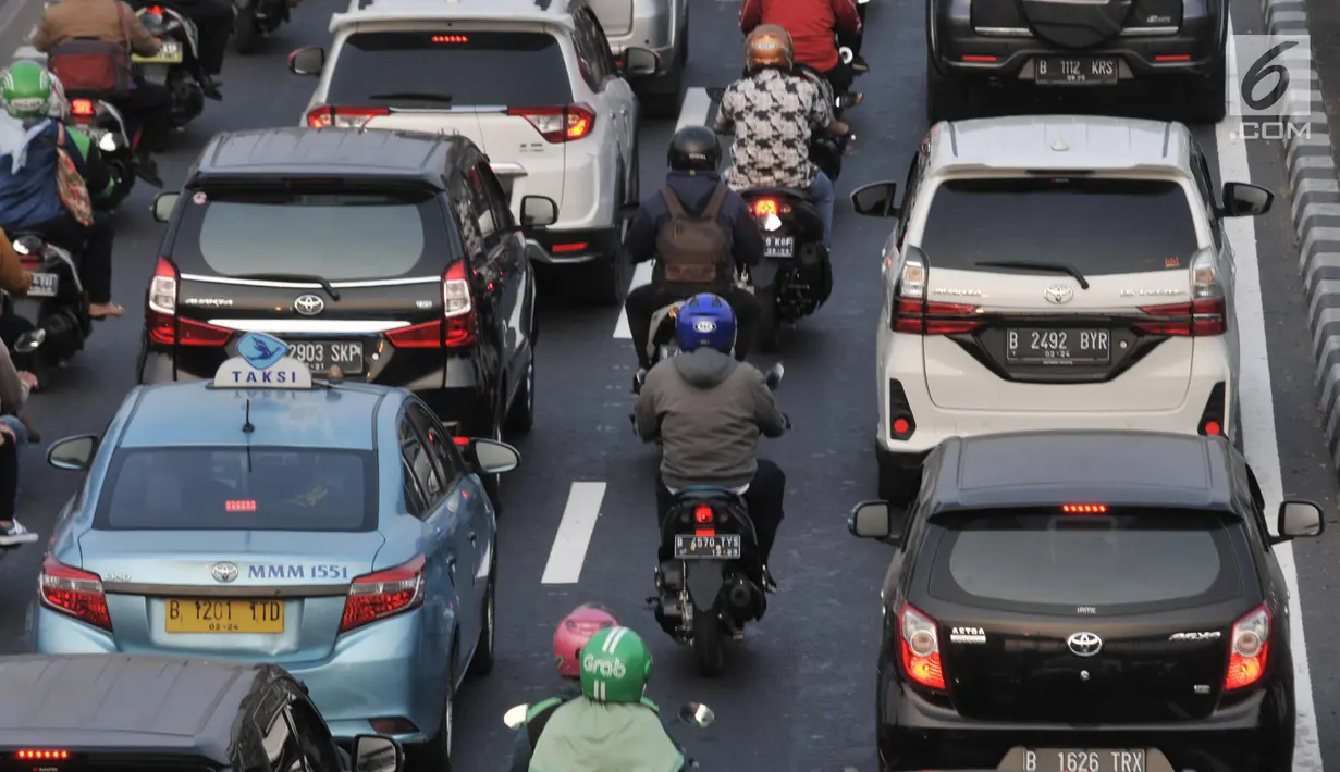 Kendaraan bermotor melaju tersendat di Jalan KH. Abdullah Syafei arah Kuningan-Pondok Kopi, Jakarta, Senin (9/9/2019). Kemacetan menumpuk di jalur alternatif akibat pengendara mobil menghindari ruas jalan yang terdampak aturan perluasan ganjil genap. (merdeka.com/Iqbal Nugroho)