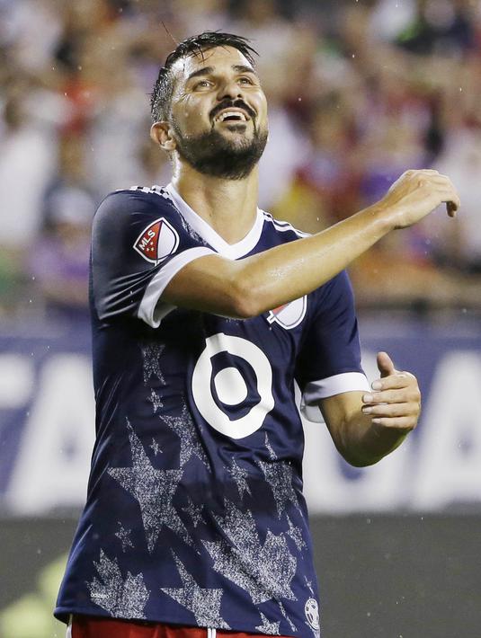 Ekspresi pemain MLS All-Star, David Villa, saat pertandingan melawan Real Madrid pada laga persahabatan di Soldier Field, Chicago, Kamis (3/8/2017). Real Madrid menang 4-2 atas MLS All-Star melalui adu penalti. (AP/Nam Y. Huh)