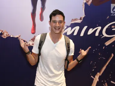 Aktor Mike Lewis berpose di depan poster film Spiderman: Homecoming saat nobar di Gandaria City, Selasa (4/7). Nobar film ini dihadiri oleh beberapa artis seperti Aditia Alkatiri, Raline Shah, dan masih banyak artis lainnya. (Liputan6.com/Herman Zakharia)