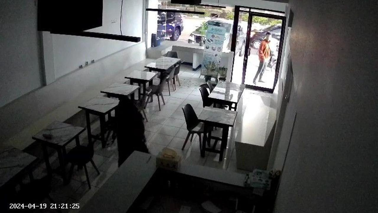 AT sebelumnya ditangkap polisi di wilayah Lampung pada Minggu (21/4) malam.<br>