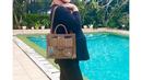 Sementara itu kini ia sudah memasuki kehamilan trimester tiga. Tidak heran jika baby bump Aisyahrani mulai membesar seperti dalam potret ini. (FOTO: instagram.com/syh55)