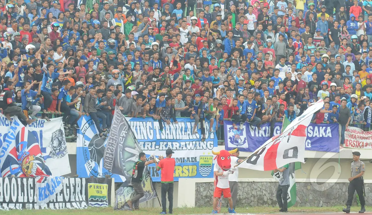 Ratusan suporter menyaksikan langsung laga Timnas U-16 kontra Semen Padang U-16 pada laga uji coba di Stadion Singaperbangsa, Jawa Barat, Senin (9/3/2015). Timnas U-16 bermain imbang 4-4 dengan Semen Padang U-16. (Liputan6.com/Herman Zakharia)