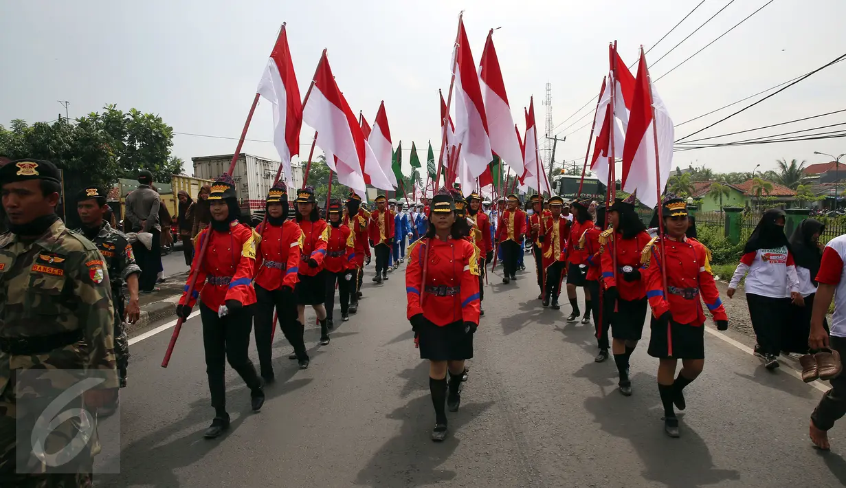 Peserta Kirab Kebangsaan 'Bersatu Kita Teguh' melakukan long marc ke Desa Rancasari, Pamanukan, Subang, Jawa Barat, Sabtu (4/3). Kirab Kebangsaan yang diikuti oleh ribuan pemuda ini di gagas Ketua DPP TMP Maruarar Sirait. (Liputan6.com/Johan Tallo)
