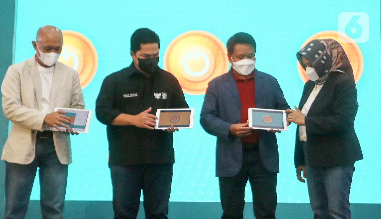 Menteri Koperasi dan UKM Teten Masduki, Menteri BUMN Erick Thohir, Direktur Utama PT Bank Syariah Indonesia Tbk Hery Gunardi dan Deputi Bidang Kewirausahaan Kementrian Koperasi dan UKM Siti Azizah pada peluncuran Talenta Wirausaha BSI di SMESCO, Jakarta, Rabu (19/10/2022). (Liputan6.com/HO/BSI)