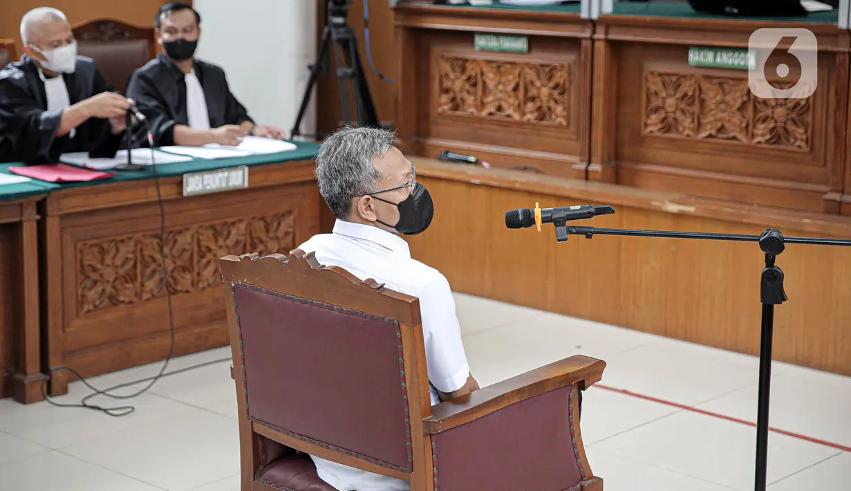 Terdakwa Agus Nurpatria bersiap untuk menjalani sidang perdana di Pengadilan Negeri Jakarta, Rabu (19/10/2022). Agus Nurpatria menjalani sidang dengan agenda pembacaan surat dakwaan kasus obstruction of justice atau perintangan proses penyidikan terkait perkara dugaan pembunuhan berencana terhadap Nofriansyah Yosua Hutabarat atau Brigadir J. (Liputan6.com/Faizal Fanani)