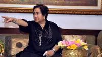 Di kediamannya Selasa (12/8/14), Rachmawati menuding kepergian Ketum DPP PDIP itu untuk memantapkan dukungan AS dan negara-negara pemodal lain terhadap pemerintahan Jokowi-JK. (Liputan6.com/Miftahul Hayat)