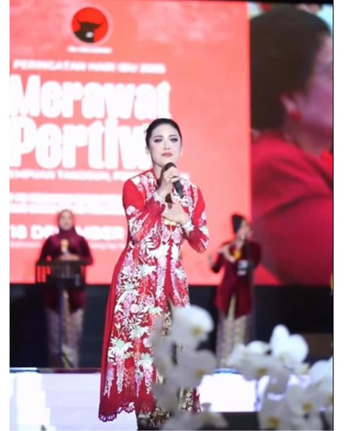 6 Potret Krisdayanti di Acara Hari Ibu Bersama Megawati, Anggun Berkebaya Panjang