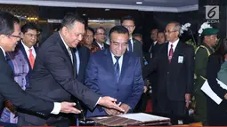Presiden Timor Leste Francisco Guterres Lu Olo (tengah) bersiap menandatangani buku tamu jelang melakukan pertemuan bersama Ketua DPR RI, Bambang Soesatyo di Gedung MPR/DPR, Jakarta, Jumat (29/6). (Liputan6.com/Helmi Fithriansyah)