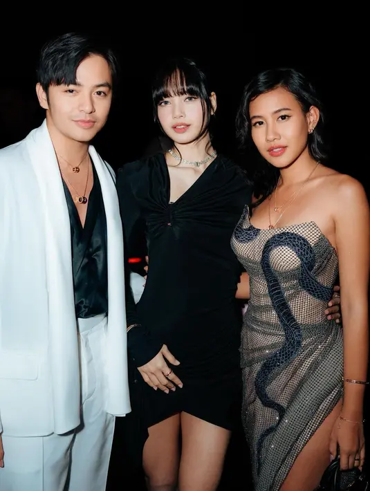 Di beberapa foto yang viral, terlihat interaksi akrab Shenina Cinnamon bersama sang kekasih Angga Yunanda yang mengobrol bersama Lisa BLACKPINK. [Foto: Instagram/sheninacinnamon]