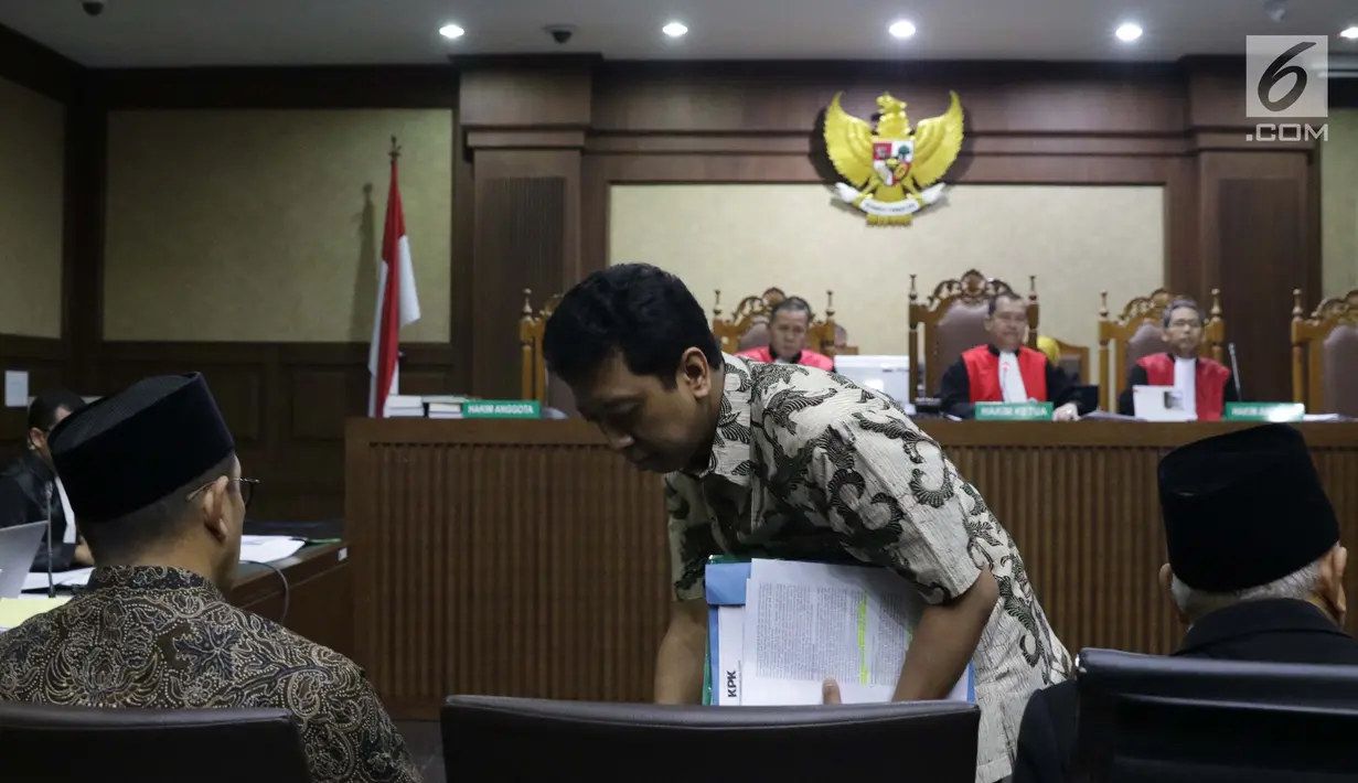 Mantan Ketua Umum PPP, Romahurmuziy bersiap meninggalkan ruang sidang Pengadilan Tipikor, Jakarta, Rabu (26/6/2019). Romahurmuziy memberi keterangan sebagai saksi pada sidang lanjutan suap seleksi pengisian jabatan di Kementerian Agama. (Liputan6.com/Helmi Fithriansyah)