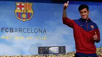 Gelandang Brasil, Philippe Coutinho Correia menyapa awak media saat perkenalan dirinya menjadi pemain Barcelona di Camp Nou, Barcelona, (7/1). Coutinho menandatangani kontrak berdurasi 5,5 tahun bersama Barcelona. (AP Photo/Manu Fernandez)