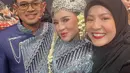 Di momen terasebut, Natasha Rizky tak lupa untuk berfoto dengan pemilik MS Glow. Mereka pun terlihat tersenyum manis ke arah kamera