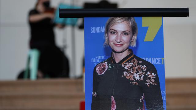 Acara yang digelar untuk menghormati mendiang Halyna Hutchins yang tertembak di lokasi syuting film Rust oleh Alec Baldwin.(AP Photo/Andres Leighton)